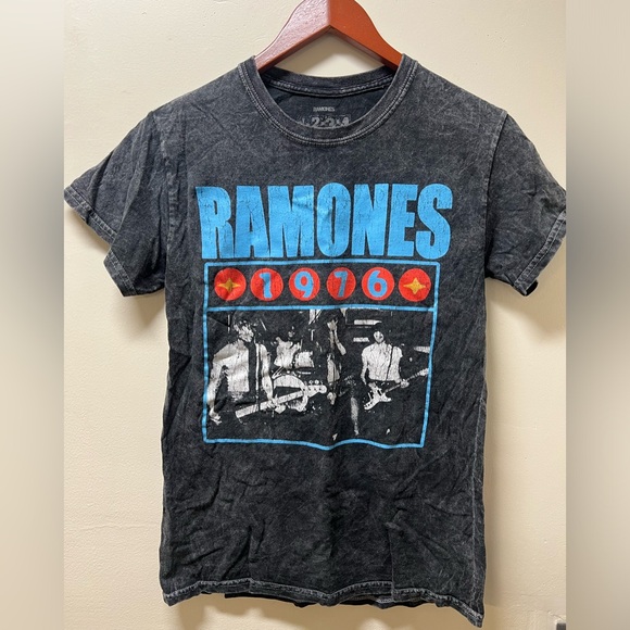 Adult graphic T-shirt size small (SOLD) - Picture 4 of 5